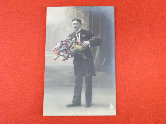 【戦前絵葉書】花束を持つ男性　古い絵葉書の買取承ります！の画像
